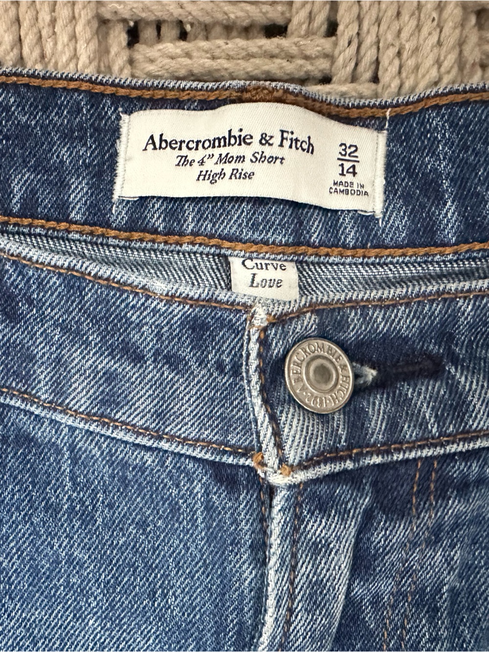 Abercrombie & Fitch Curve Love The 4” Mom Short Medium Blue High-Rise Denim - Picture 2 of 3